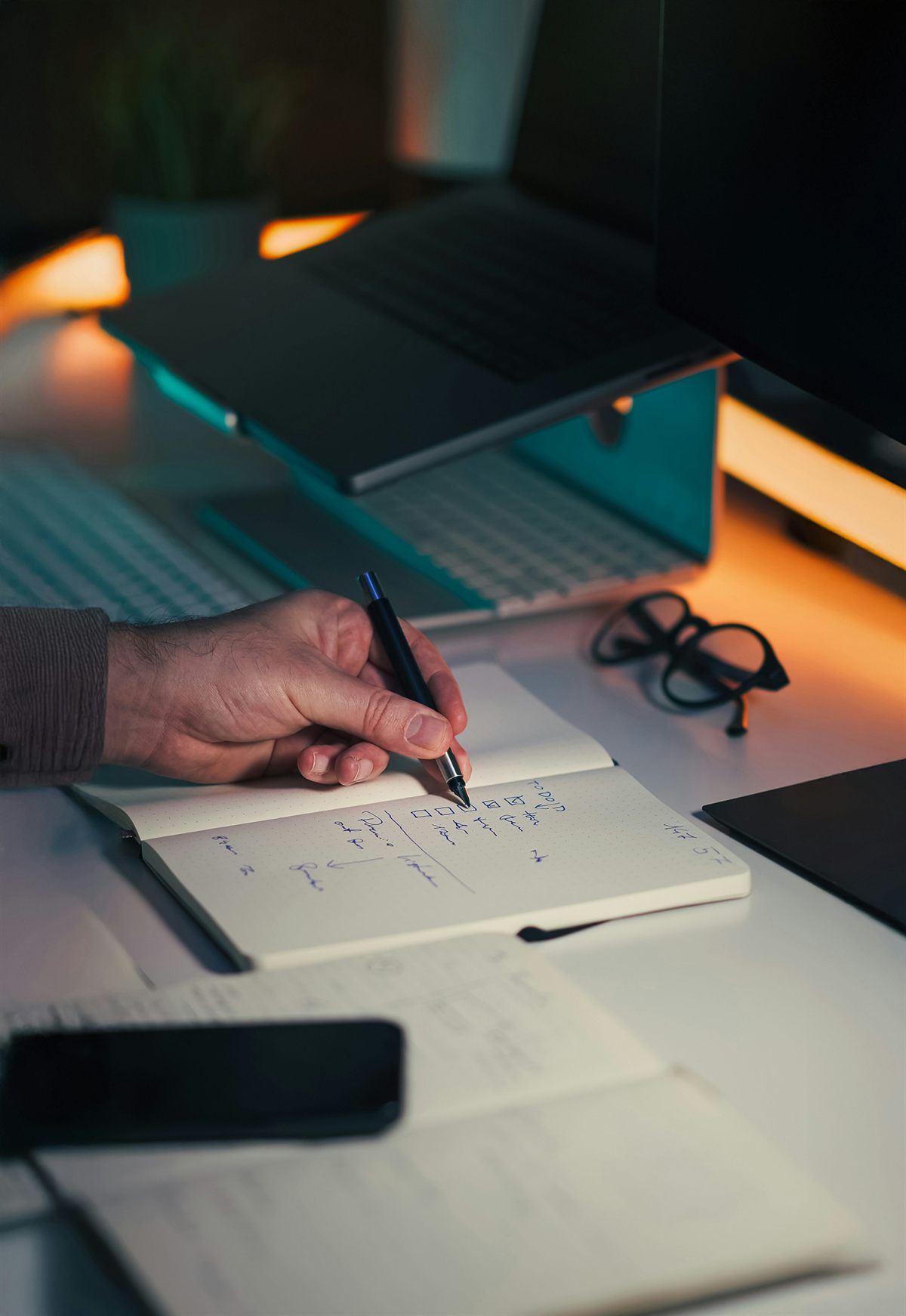Een hand die notities maakt als beeld voor structuur en praktische begeleiding