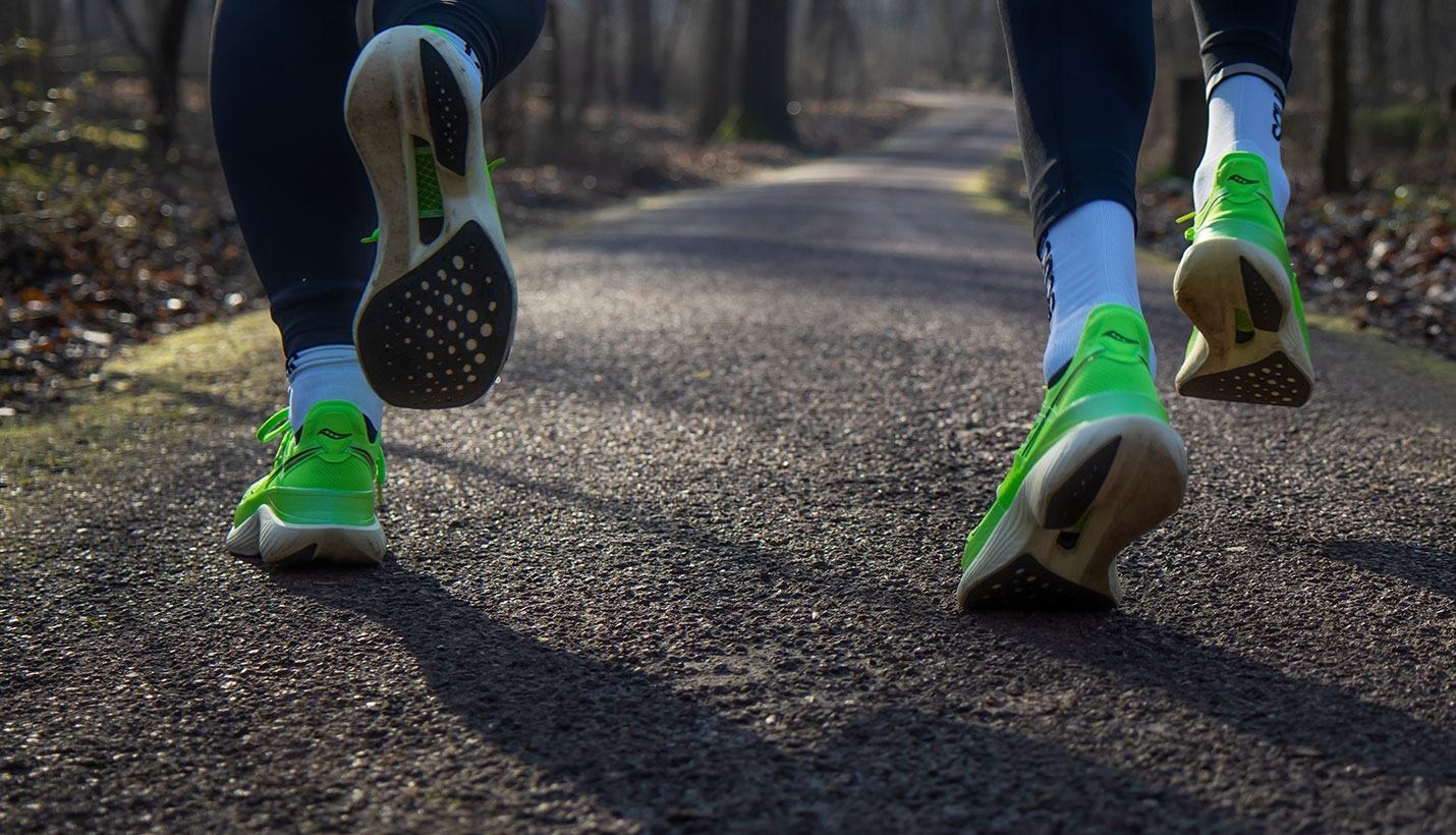 Hardloopschoenen op een pad, als beeld voor beweging en ritme